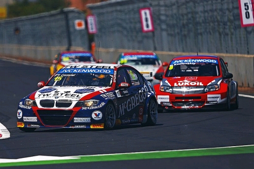 Tom Coronel valt af met Russische collega’s